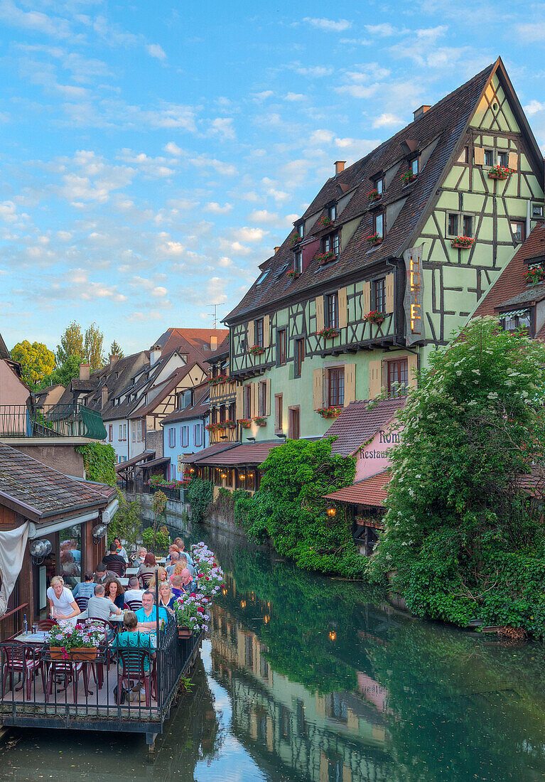 Restaurant und Fachwerkhäuser am Fluss Lauch, Klein-Venedig, Colmar, Elsass, Frankreich, Europa