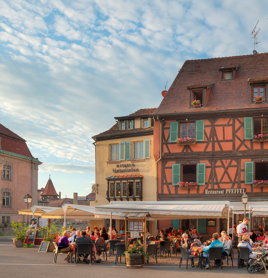 Menschen in Restaurants in der Altstadt, Colmar, Elsass, Frankreich, Europa