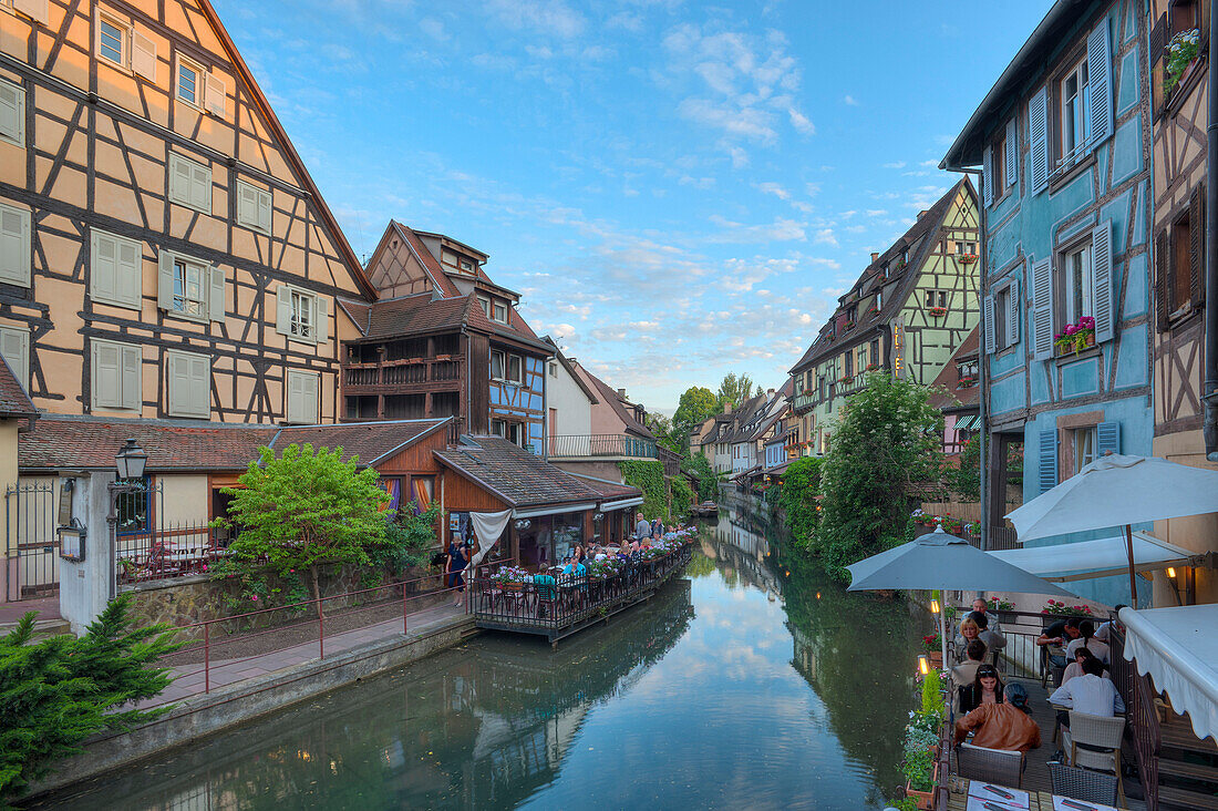 Restaurant und Fachwerkhäuser am Fluss Lauch, Klein-Venedig, Colmar, Elsass, Frankreich, Europa