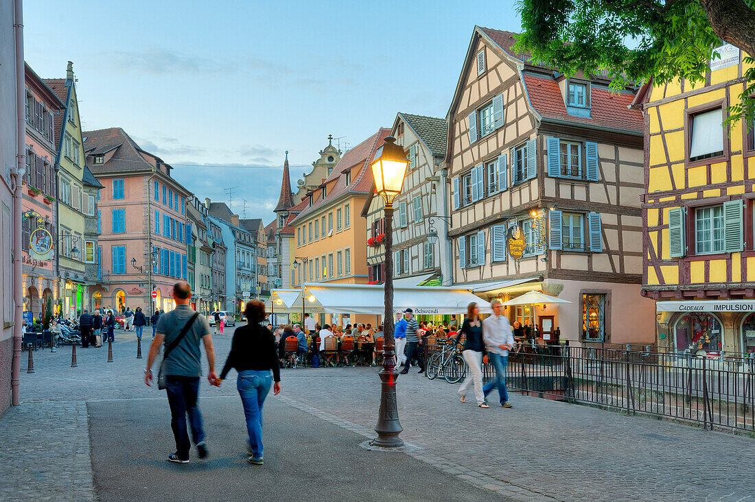 Menschen auf der Place de l'Ancienne Douane am Abend, Colmar, Elsass, Frankreich, Europa