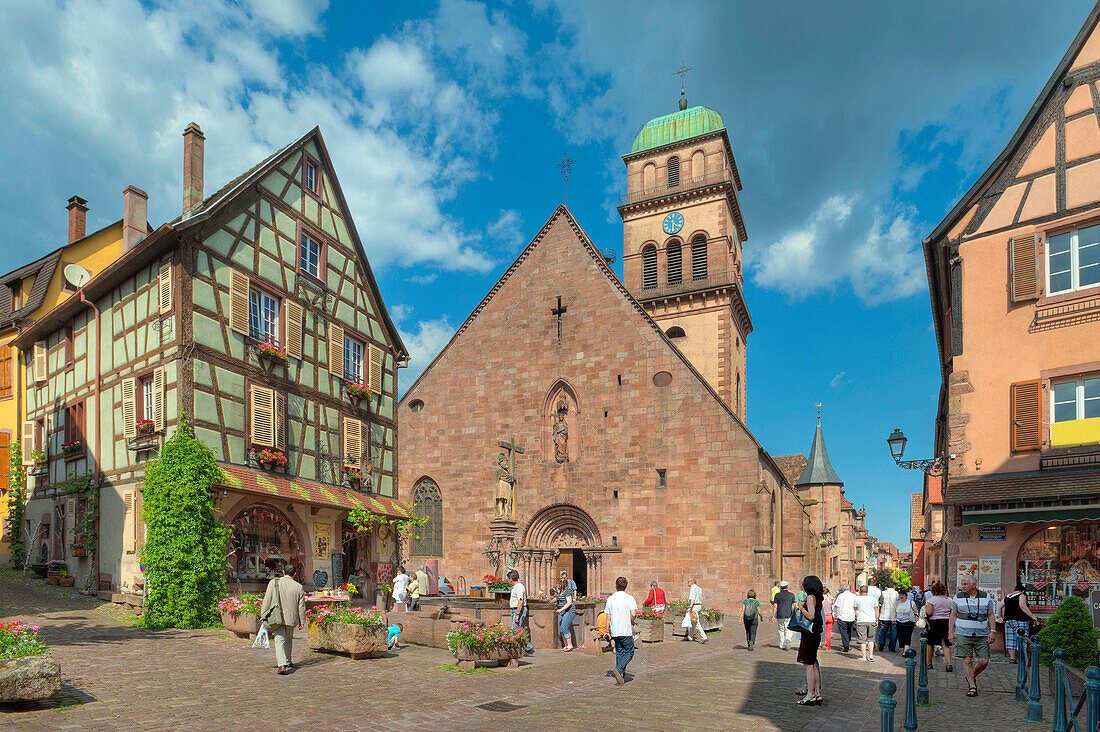 St. Croix Kirche zwischen Fachwerkhäusern, Kaysersberg, Elsass, Frankreich, Europa