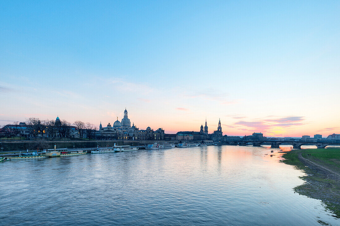 Elbe mit Frauenkirche, Schloß und Hofkirche bei Sonnenuntergang, Dresden, Sachsen, Deutschland, Europa