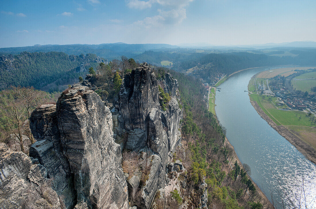 Blick vom Bastei Felsen über die Elbe, Elbsandsteingebirge, Sächsische Schweiz, Sachsen, Deutschland, Europa