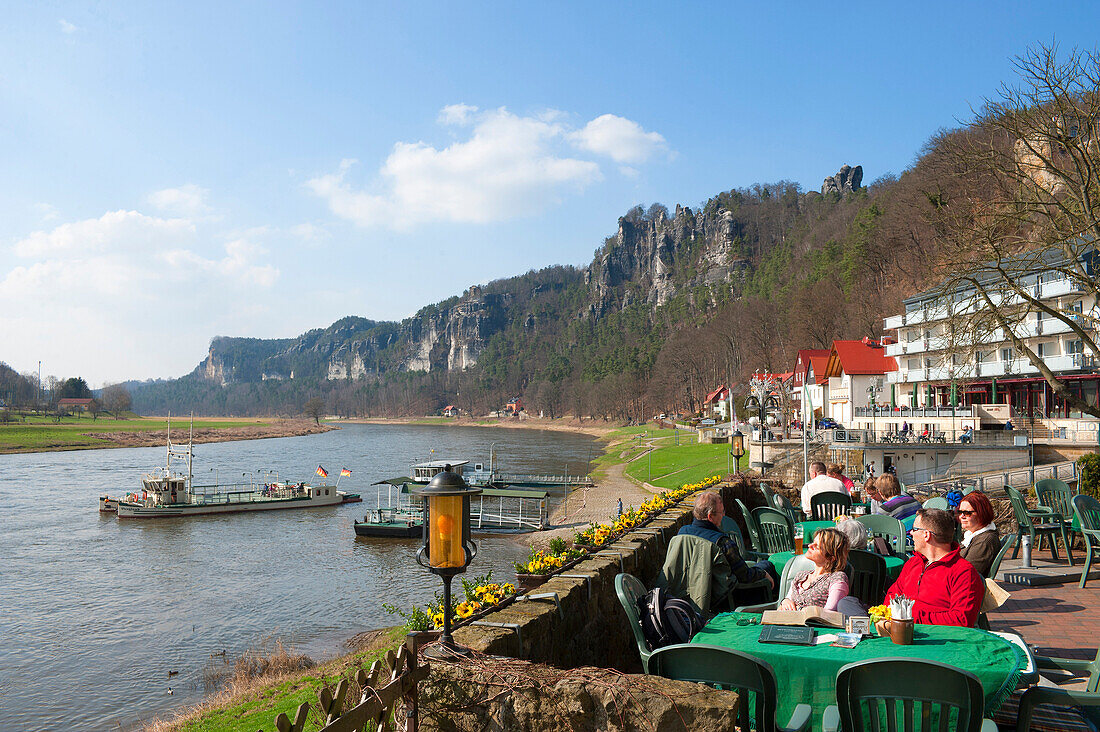 Menschen in einem Café vor Elbe und Bastei Felsen, Niederrathen, Elbsandsteingebirge, Sächsische Schweiz, Sachsen, Deutschland, Europa
