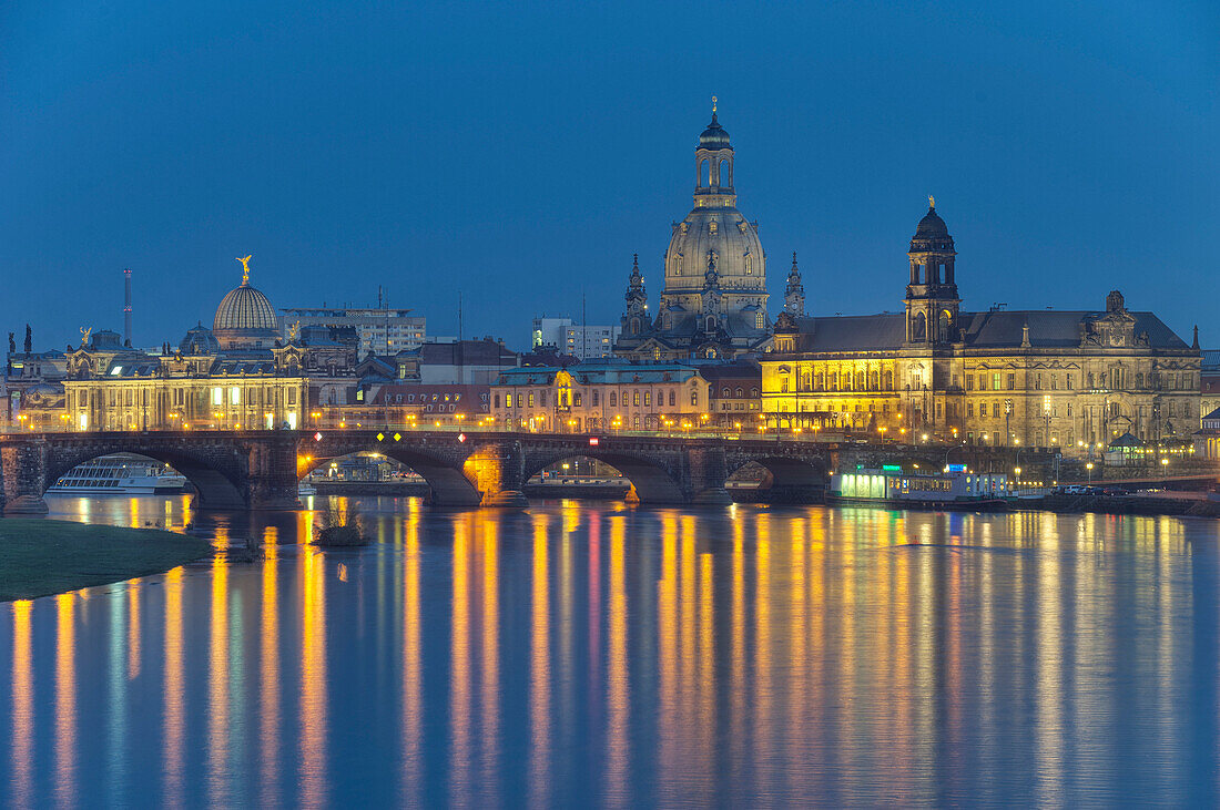 Blick auf Frauenkirche und Augustusbrücke am Abend, Dresden, Sachsen, Deutschland, Europa