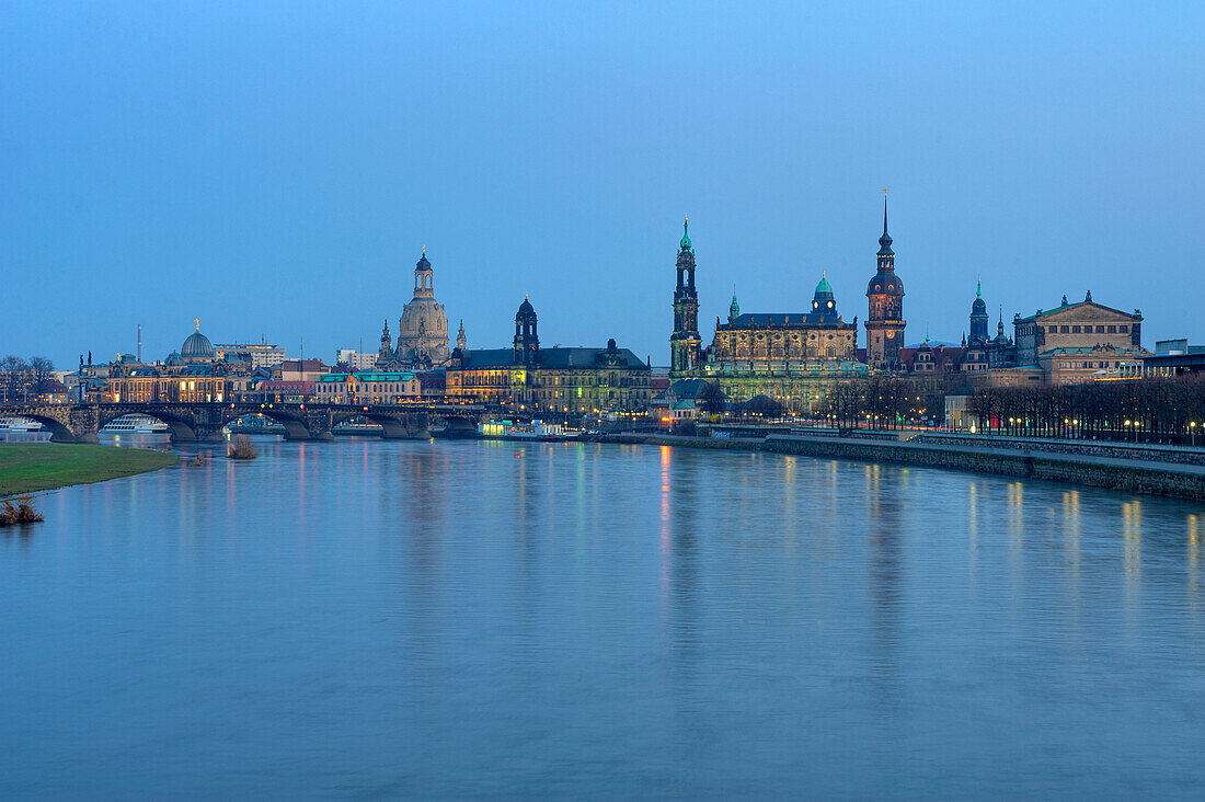 Blick auf Frauenkirche, Schloß, Hofkirche und Semperoper in der Abenddämmerung, Dresden, Sachsen, Deutschland, Europa