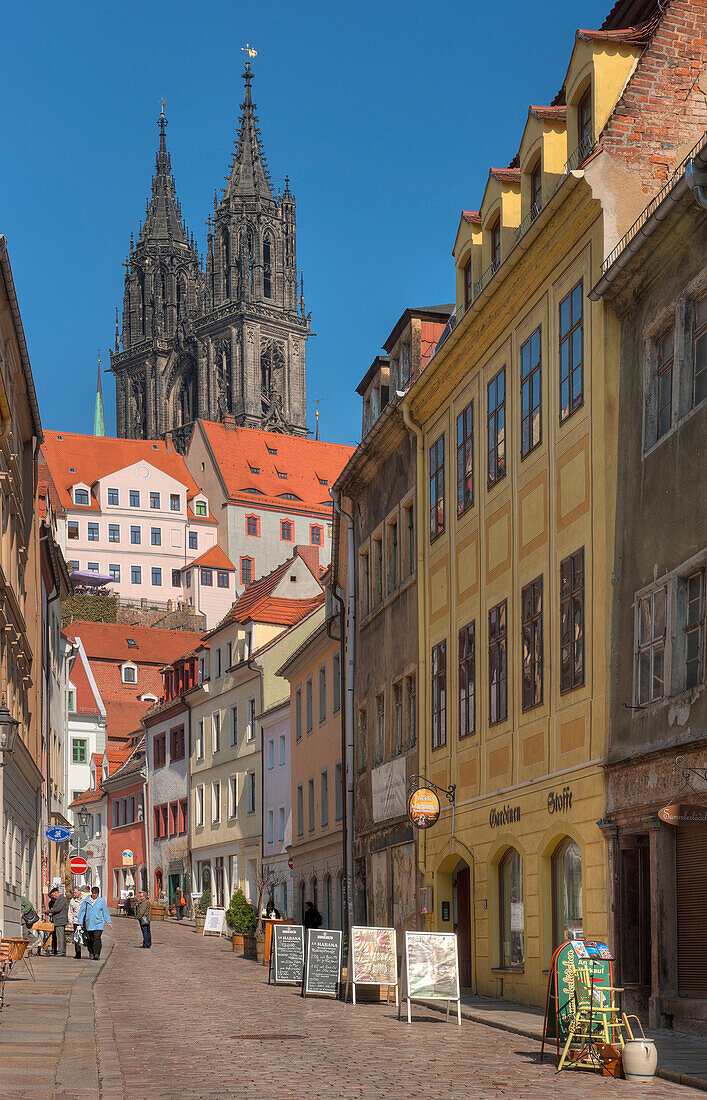 Gasse mit Albrechtsburg und Dom, Meißen, Sachsen, Deutschland, Europa