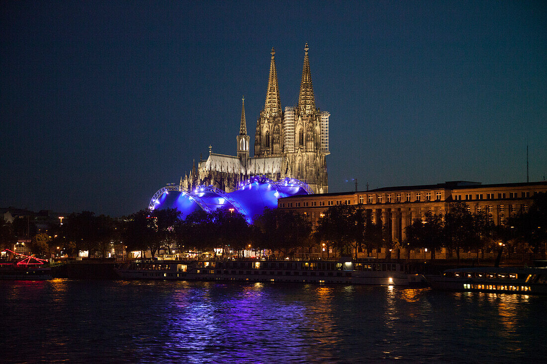 Dom von Köln mit Musical Dome bei Nacht, Blick vom Flusskreuzfahrtschiff MS Bellevue auf dem Rhein, Köln, Nordrhein-Westfalen, Deutschland, Europa