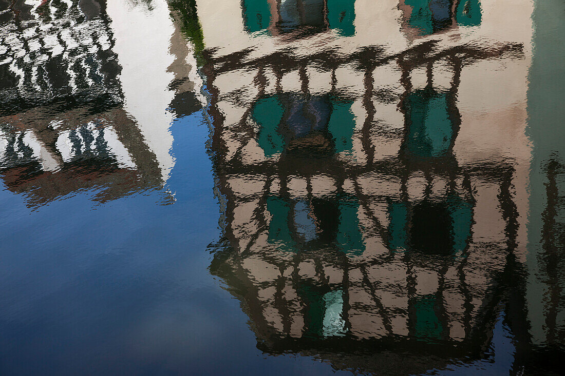 Spiegelung von Fachwerkhäusern in einem Kanal im La Petite France Viertel der Altstadt, Straßburg, Elsass, Frankreich, Europa