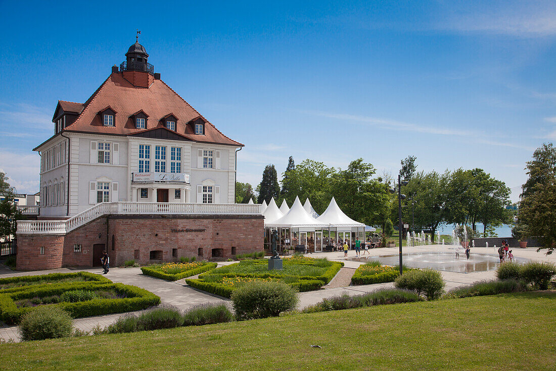 Restaurant in der Villa Schmidt mit Springbrunnen, Kehl, Baden-Württemberg, Deutschland, Europa