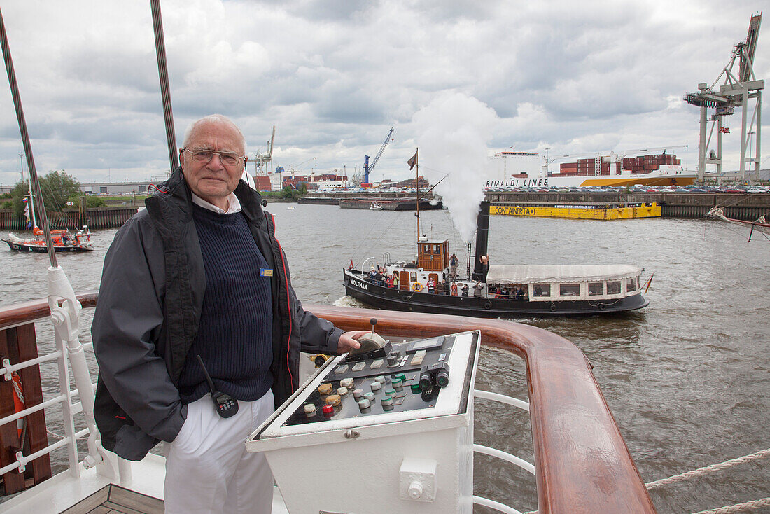 Kapitän Klaus Müller steuert den Großsegler Star Flyer auf der Elbe während der Auslaufparade anläßlich der Feierlichkeiten zum Hamburger Hafengeburtstag, Hamburg, Deutschland, Europa