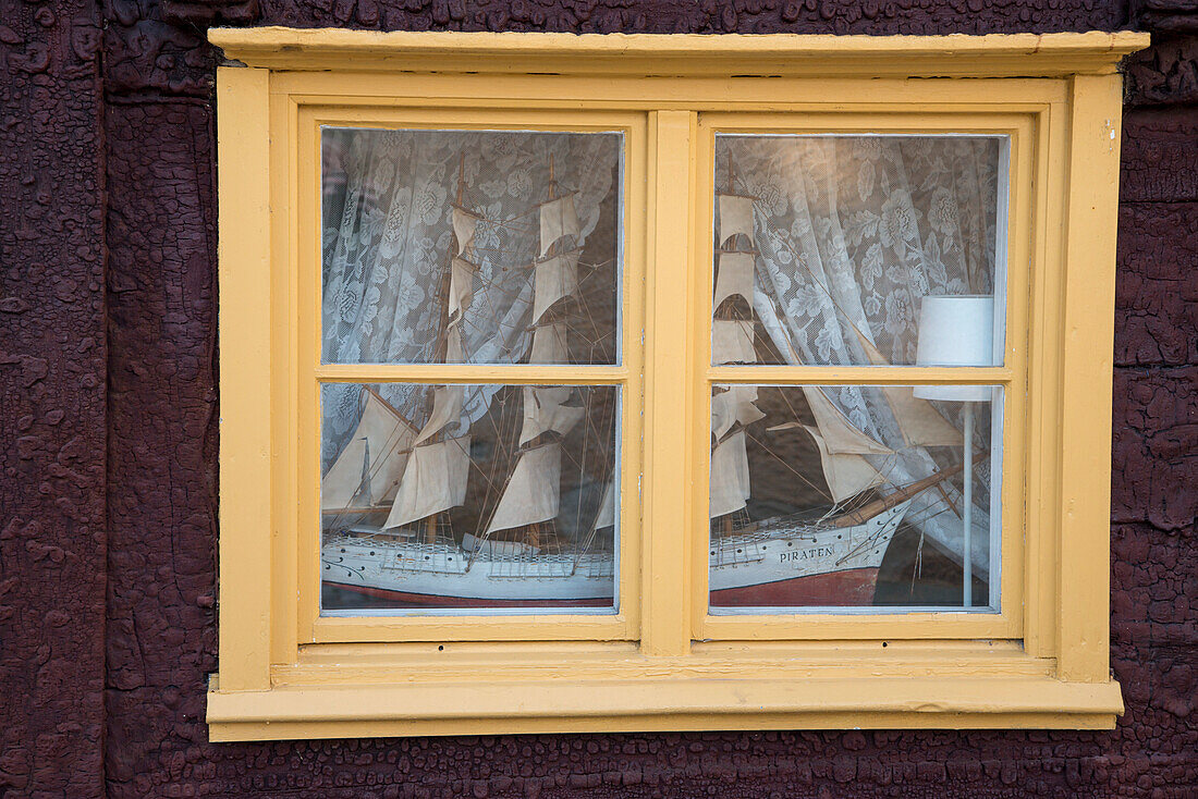 Modell eines Segelschiffs im Fenster, Visby, Gotland, Schweden, Europa
