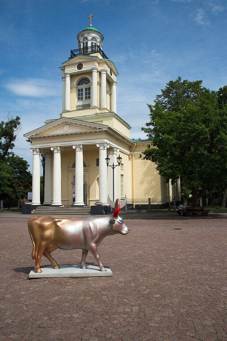 Die Skulptur einer Kuh Cow of Golden Sun and Silver Moon von Helena Heinrihsone ist Teil der Ventspils CowParade Kunstausstellung und steht auf dem Rathausplatz vor der evangelischen Kirche St. Nicholas, Ventspils, Lettland, Baltikum, Europa