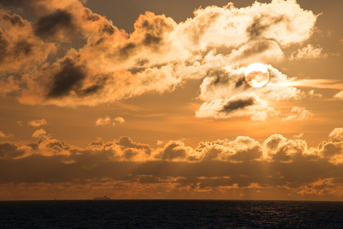 Wolken bei Sonnenuntergang, Blick von Großsegler Star Flyer während einer Kreuzfahrt auf der Ostsee, Estland, Baltikum, Europa