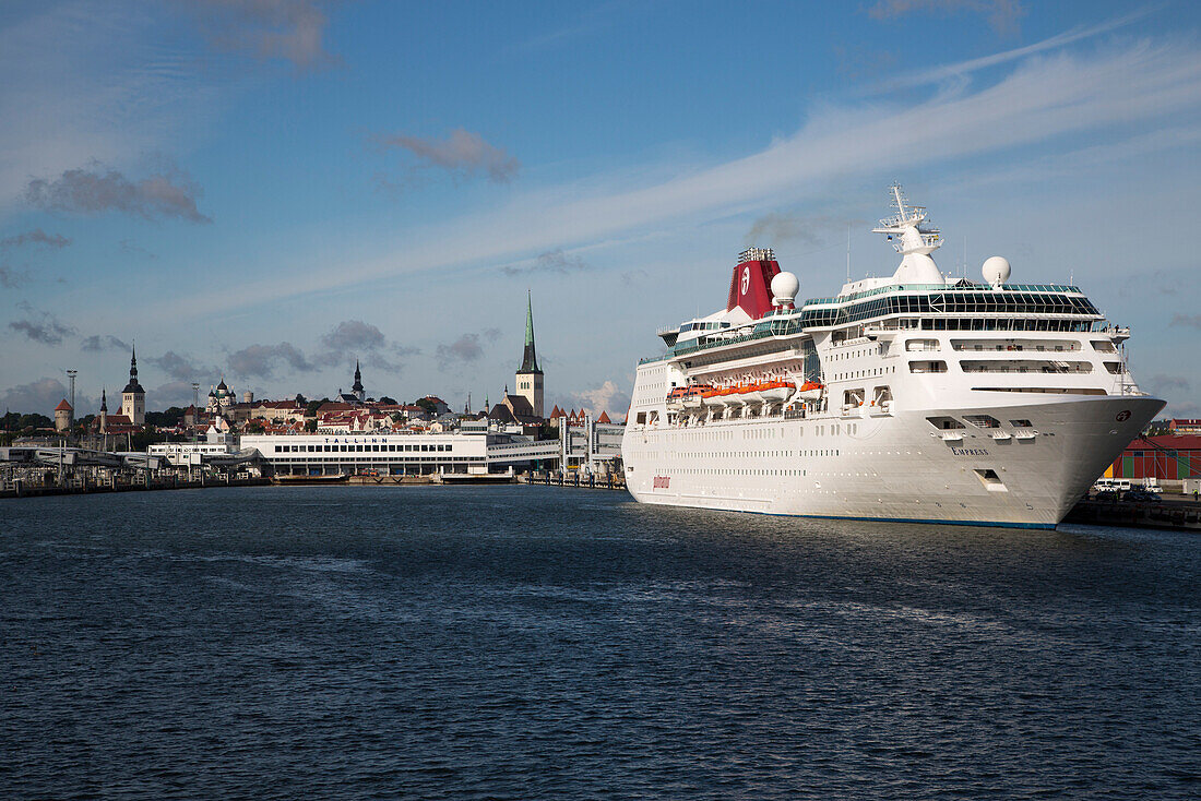 Kreuzfahrtschiff MS Empress vor Stadtkulisse mit Kirchtürmen, Tallinn, Harjumaa, Estland, Baltikum, Europa