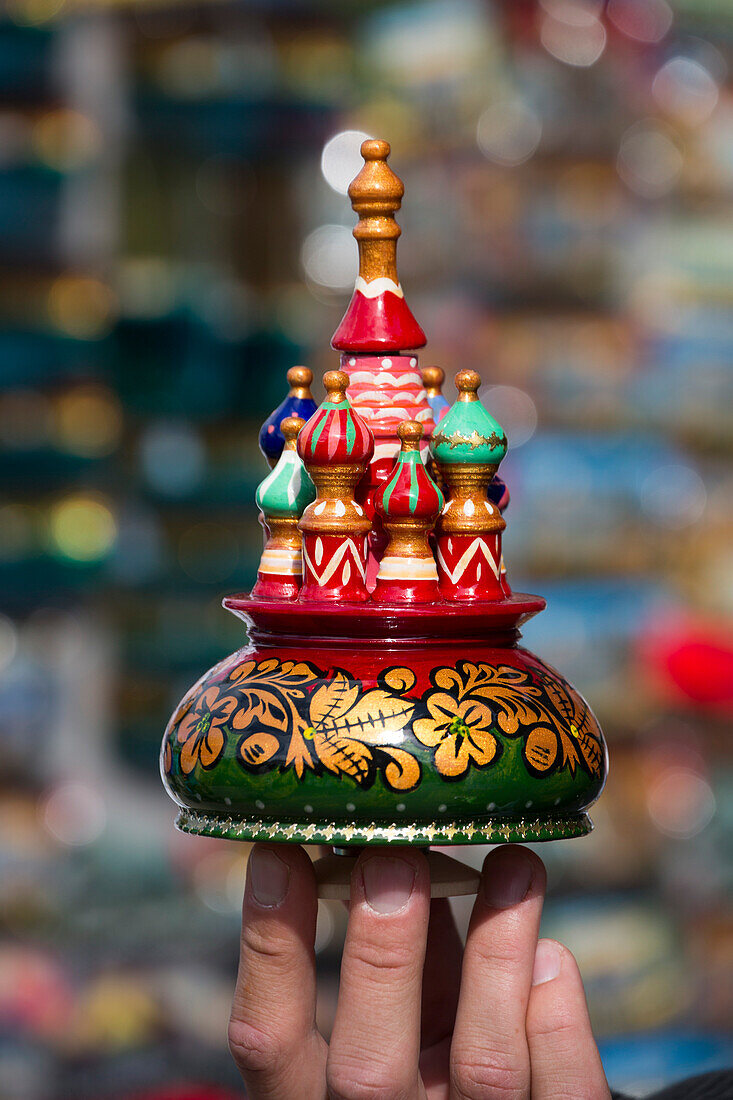 Holzkirche als Souvenir an einem Marktstand vor dem Schloss Peterhof, Sankt Petersburg, Russland, Europa