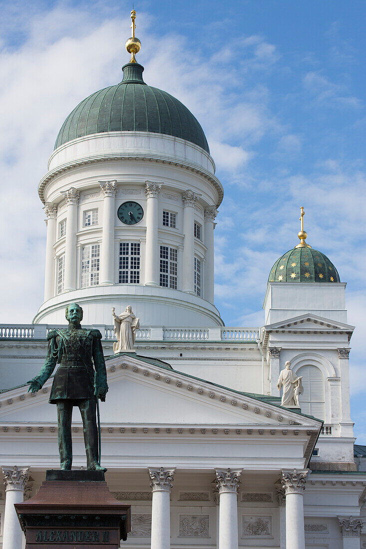 Statue von Alexander II vor Dom von Helsinki, Helsinki, Südliches Finnland, Finnland, Europa