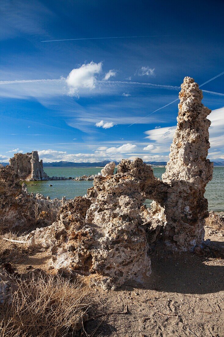 USA, California, Eastern Sierra Nevada Area, Lee Vining, Mono Lake, tufa stone formation