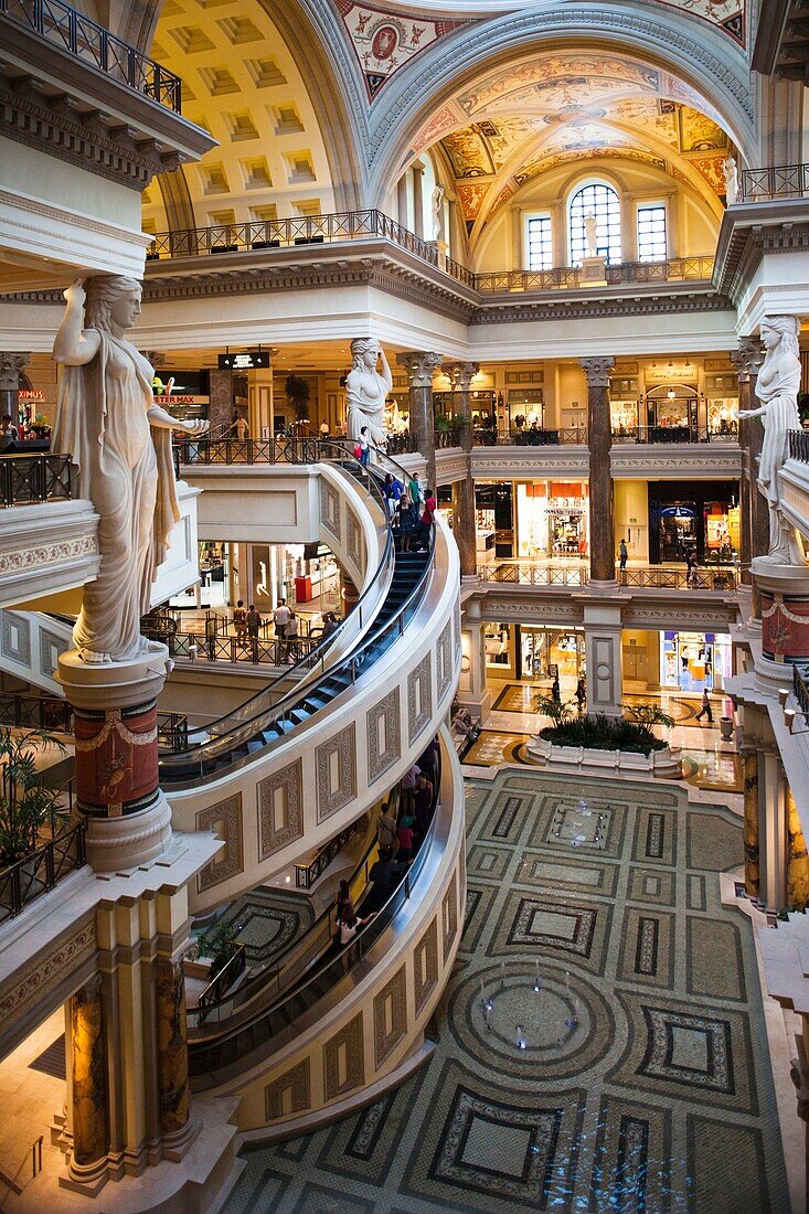 USA, Nevada, Las Vegas, The Strip, Las Vegas Boulevard, Forum Shops, interior