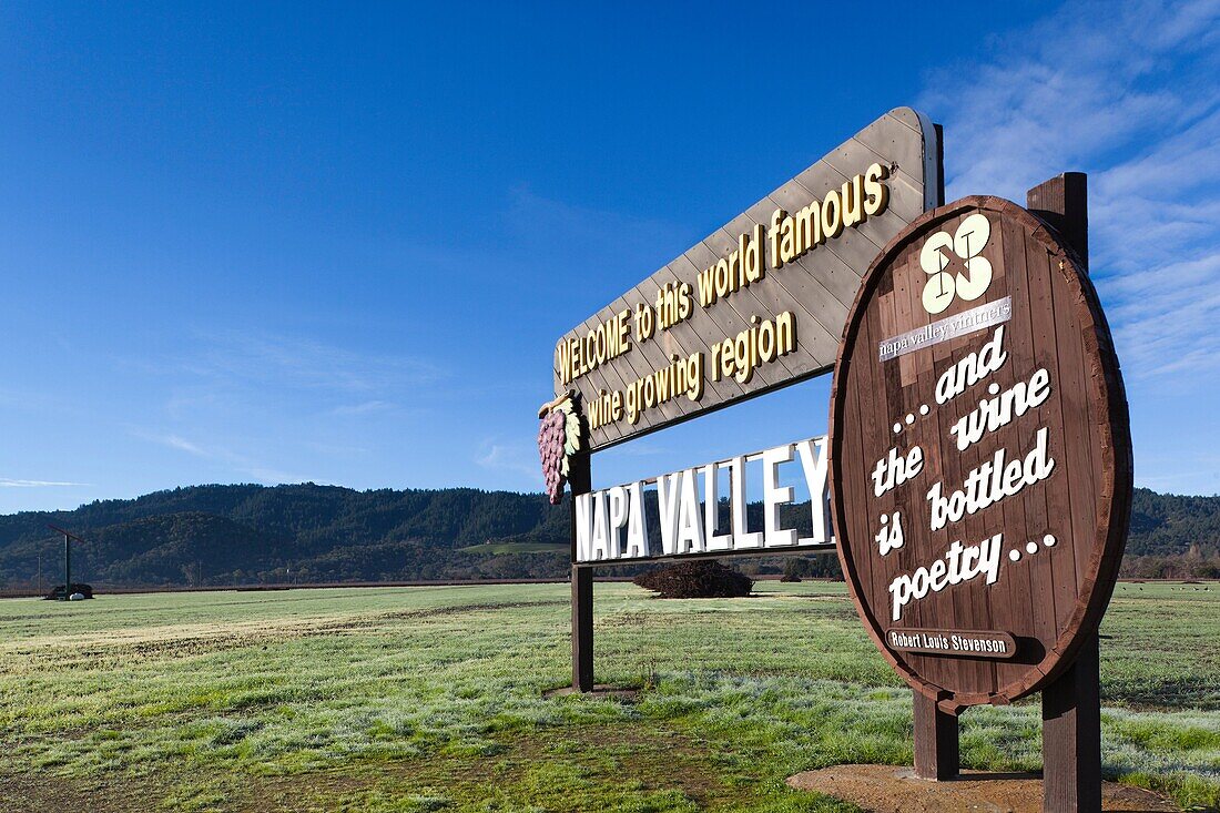 USA, California, Northern California, Napa Valley Wine Country, Napa, Welcome to Napa Valley sign