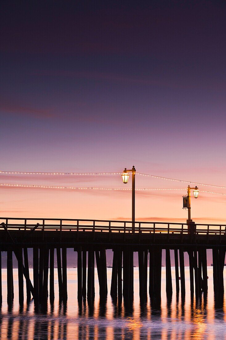 USA, California, Southern California, Santa Barbara, Stearns Wharf, dawn