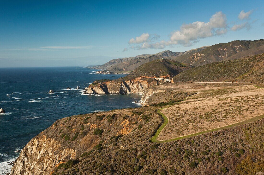 USA, California, Central Coast, Big Sur Area, coastal view with the Bixby Bridge, late afternoon