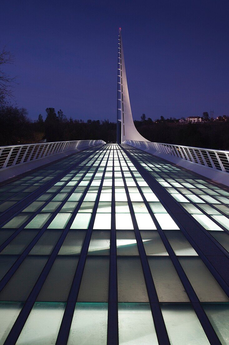 USA, California, Northern California, Northern Mountains, Redding, Turtle Bay Park, Sundial Bridge, Santiago Calatrava, archtect, dusk