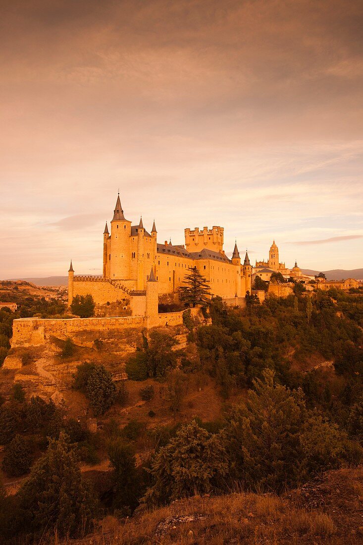 Spain, Castilla y Leon Region, Segovia Province, Segovia, The Alcazar, sunset