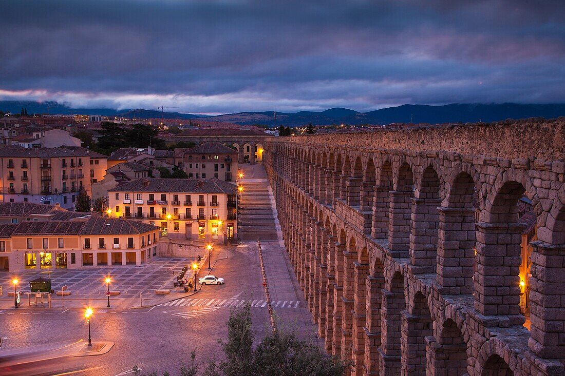 Spain, Castilla y Leon Region, Segovia Province, Segovia, town view over Plaza de Artilleria with El Acueducto, Roman Aqueduct, dawn