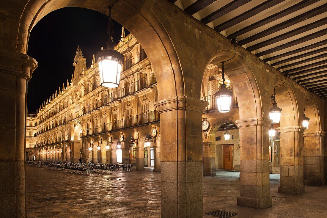 Spain, Castilla y Leon Region, Salamanca Province, Salamanca, Plaza Mayor, arches