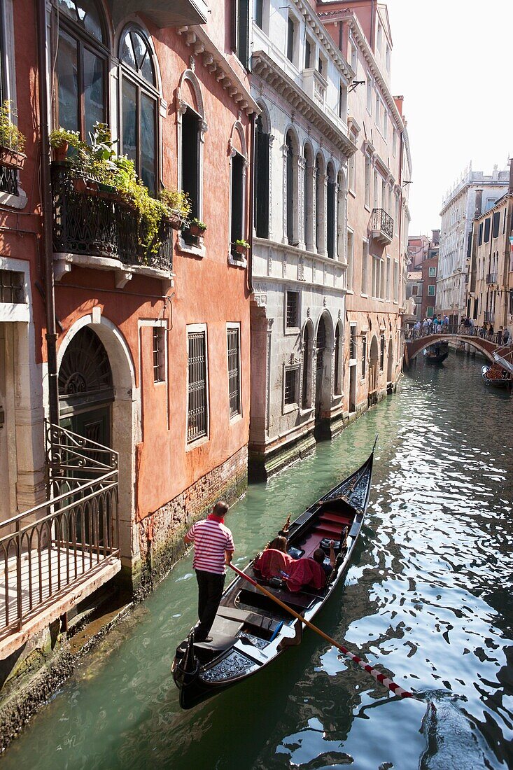 Gondeln auf den engen Kanälen von Venedig, Italien