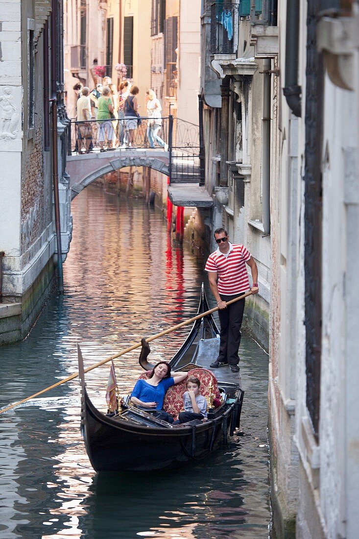 Gondeln auf den engen Kanälen von Venedig, Italien