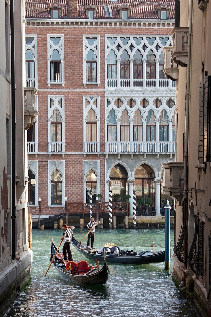 Gondeln auf dem Canale Grande in Venedig, Italien