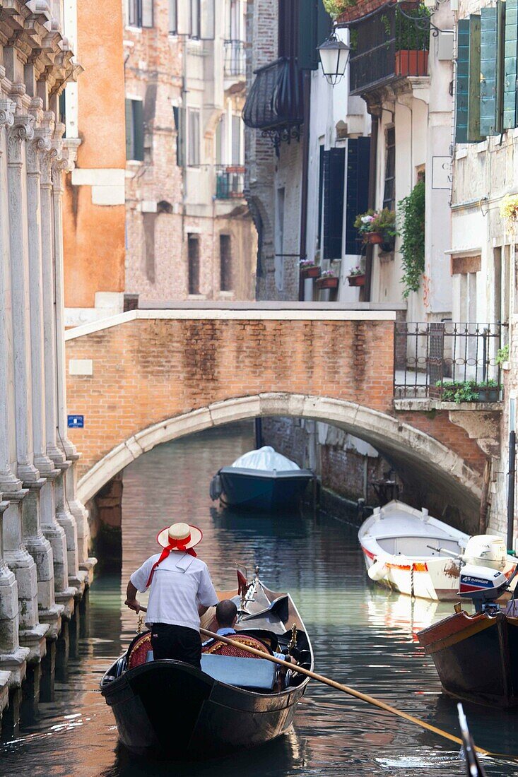 Gondeln in den engen Kanälen von Venedig, Italien