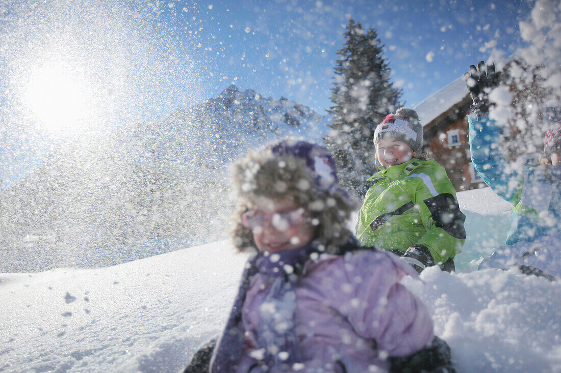 Kinder spielen im Schnee, Gargellen, Montafon, Vorarlberg, Österreich