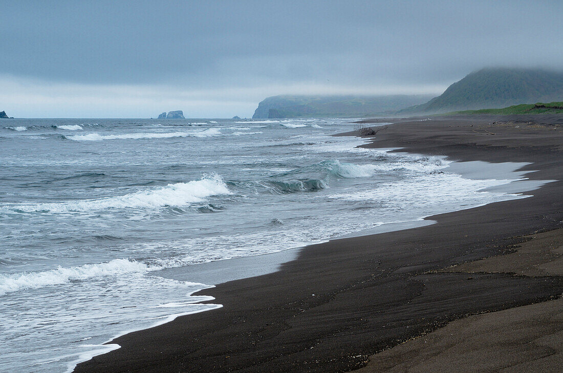 Wellen am Strand, Pazifik, Kamtschatka, Russland