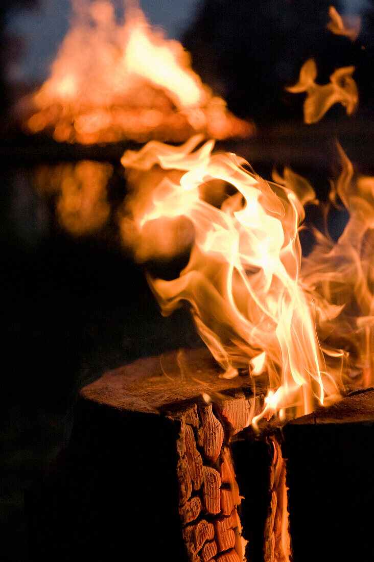 Eine brennende Schwedenfackel, Schwedenfeuer, Wärmequelle aus einem brennenden Baumstamm