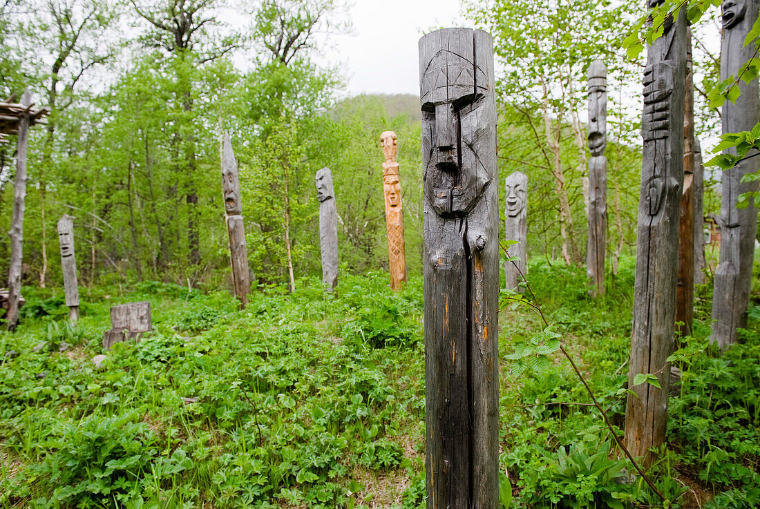 Holzskulpturen in einem Wald, Itelmenen, Kamtschatka, Russland