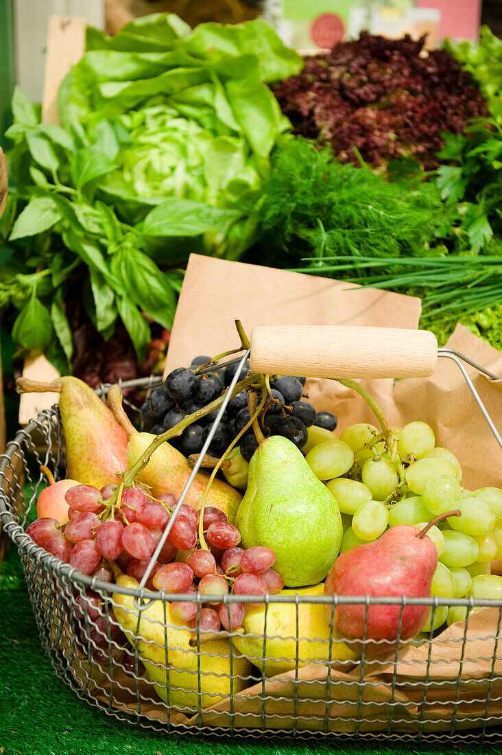 Shopping basket full of fruit, shopping at the market, Viktualienmarkt, Munich, Bavaria, Germany