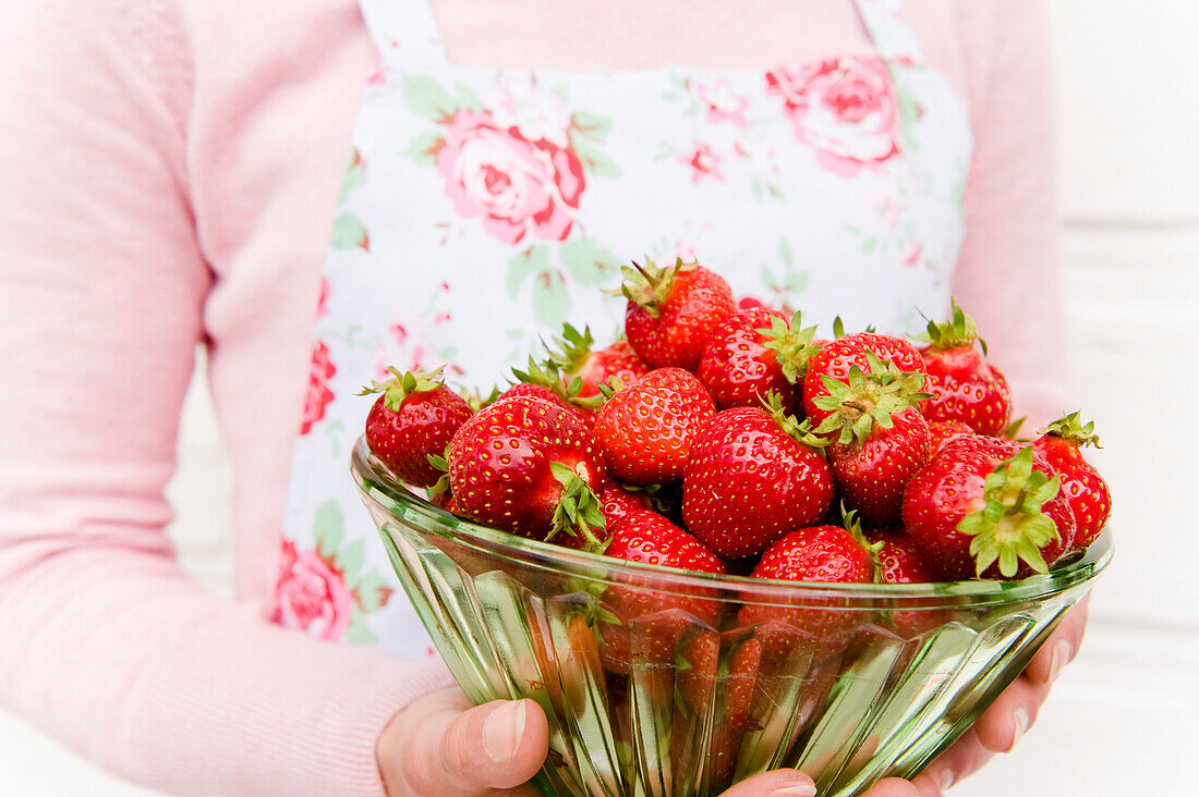 Frisch geerntete Erdbeeren aus dem Garten, Erdbeeren in einer Glaschale, Erdbeerernte, Ernte, Obst