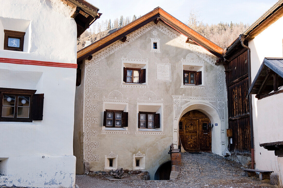 Traditionelles Haus in Guarda, Unterengadin, Schweiz