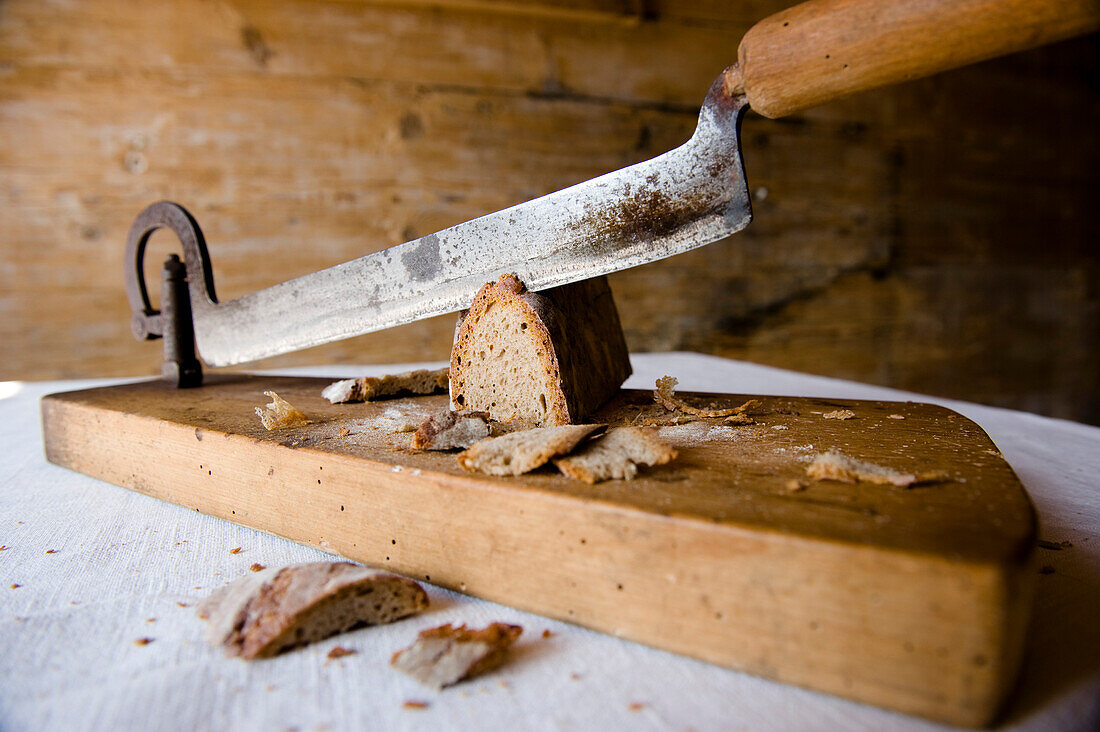 altbackenes Brot, Brotschneidemaschine, Backen, Selbstgemachtes