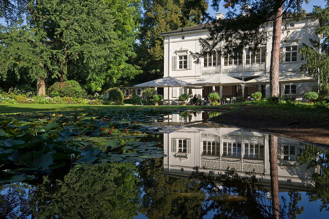 Teich und Haus im Merian Park, Brüglingen, Basel, Schweiz, Europa