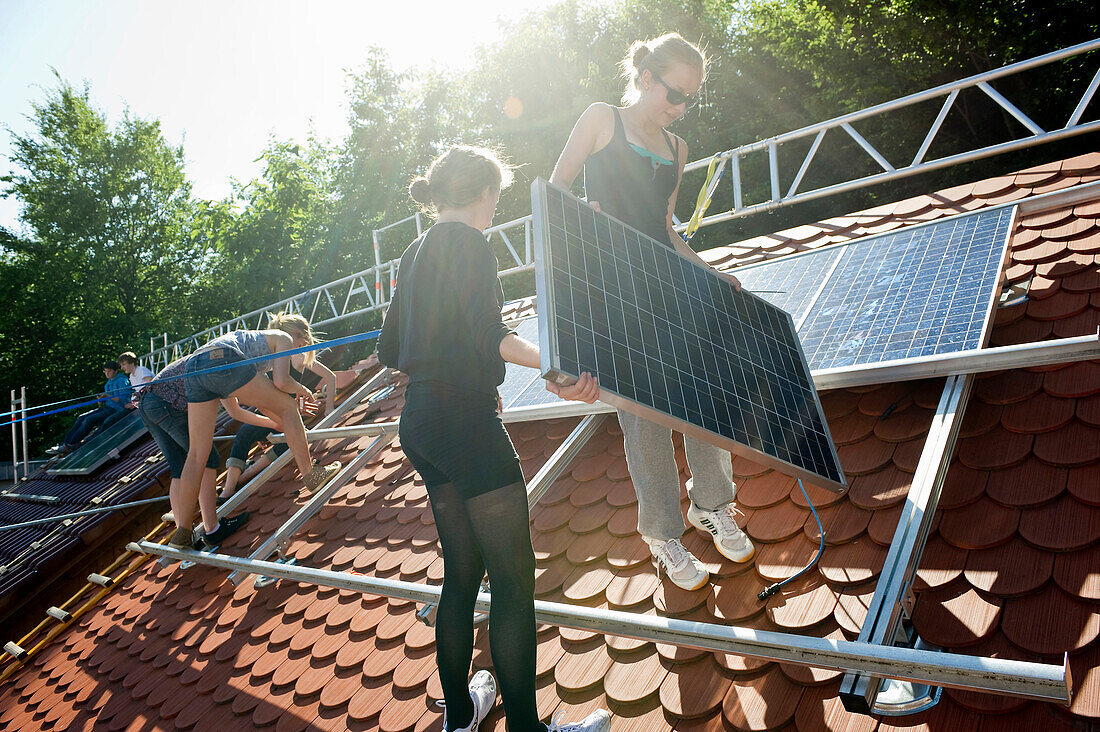 Schulprojekt, Schüler installieren eine Solaranlage, Freiburg im Breisgau, Schwarzwald, Baden-Württemberg, Deutschland, Europa
