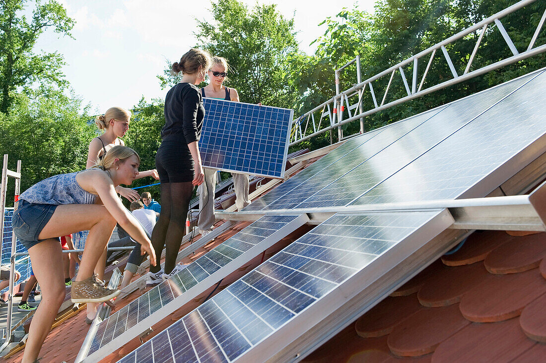 Schulprojekt, Schüler installieren eine Solaranlage, Freiburg im Breisgau, Schwarzwald, Baden-Württemberg, Deutschland, Europa