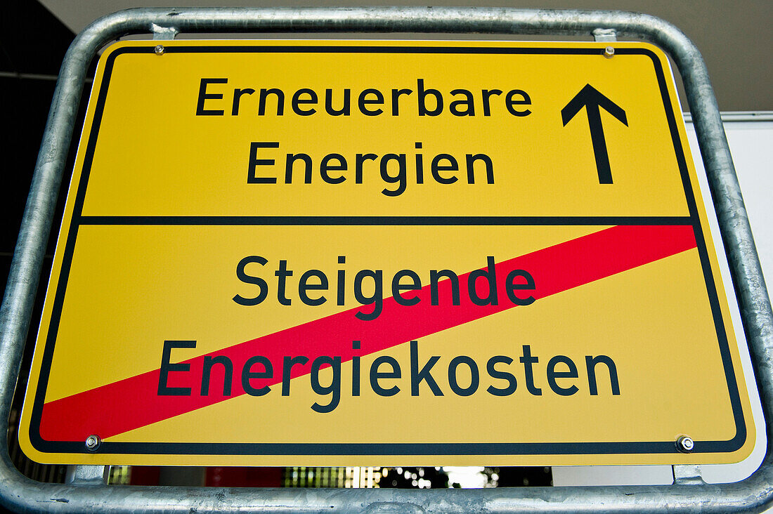 Schild steigende Energiekosten und erneuerbare Energien, Freiburg im Breisgau, Schwarzwald, Baden-Württemberg, Deutschland, Europa