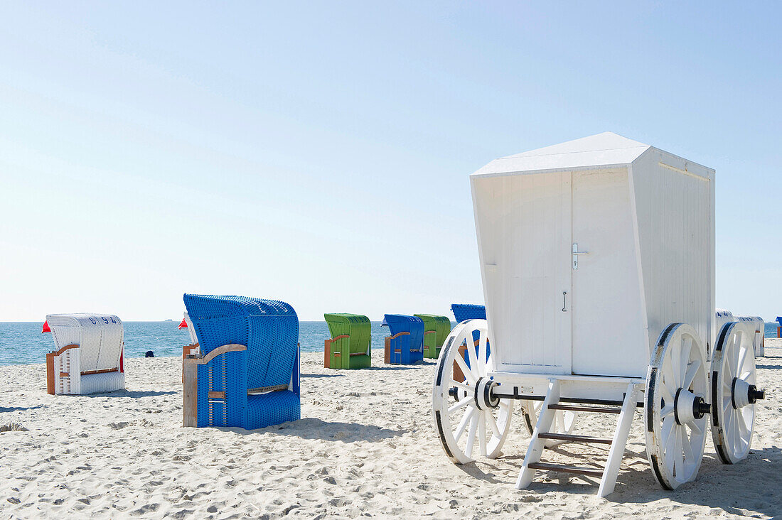 Historischer Umkleidewagen und Strandkörbe am Strand, Wyk, Föhr, Nordfriesland, Schleswig-Holstein, Deutschland, Europa