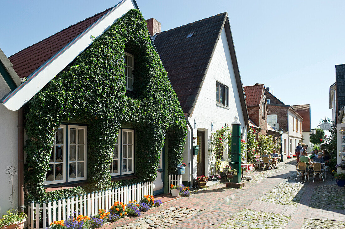 Kapitänshäuser in der Carl-Haeberlin-Straße, Wyk, Föhr, Nordfriesland, Schleswig-Holstein, Deutschland, Europa