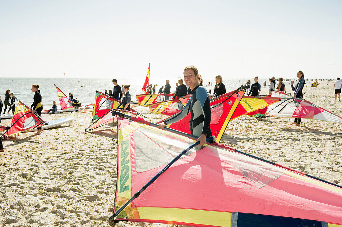 Menschen mit Segeln am Strand, Surfschule, Wyk, Föhr, Nordfriesland, Schleswig-Holstein, Deutschland, Europa