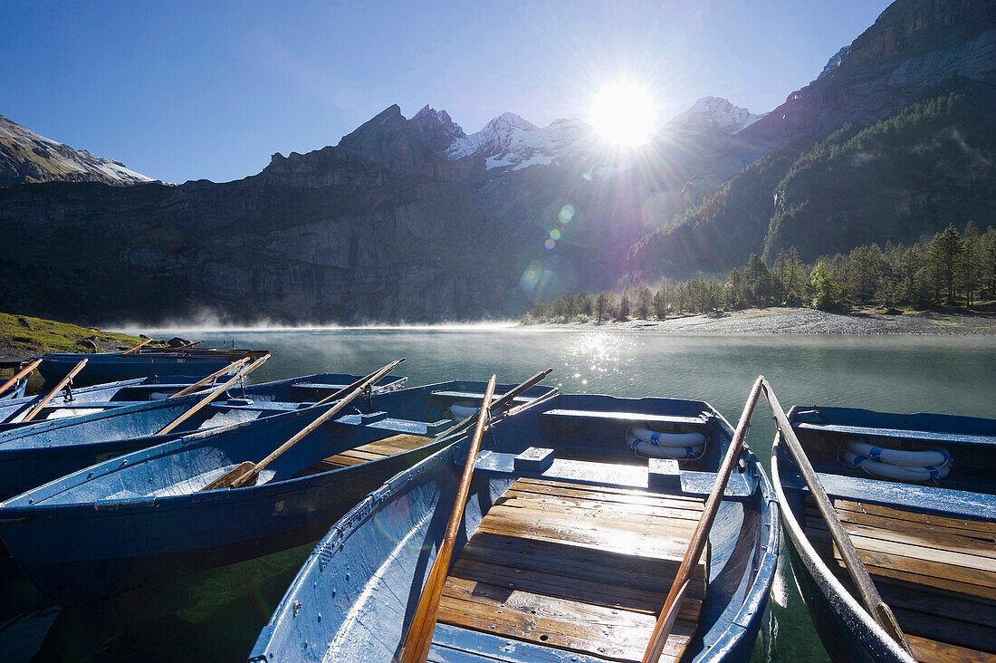 Sonnenaufgang und Morgennebel am Oeschinensee, Kandersteg, Berner Oberland, Kanton Bern, Schweiz, Europa